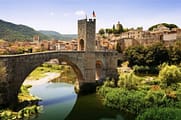 De middeleeuwse brug van Besalú, gelegen in Catalonië (Spanje).