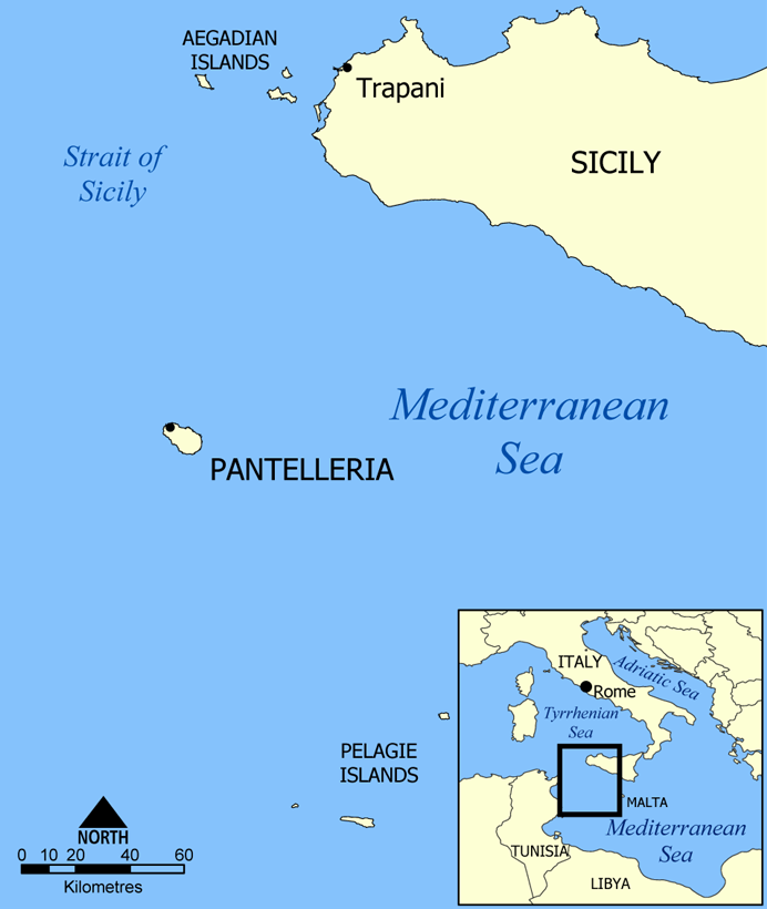 Kaart van Sicilië en de Middellandse Zee, met de nadruk op Trapani, Pantelleria en nabijgelegen eilanden. De inzet toont de ligging ten opzichte van Europa en Noord-Afrika.