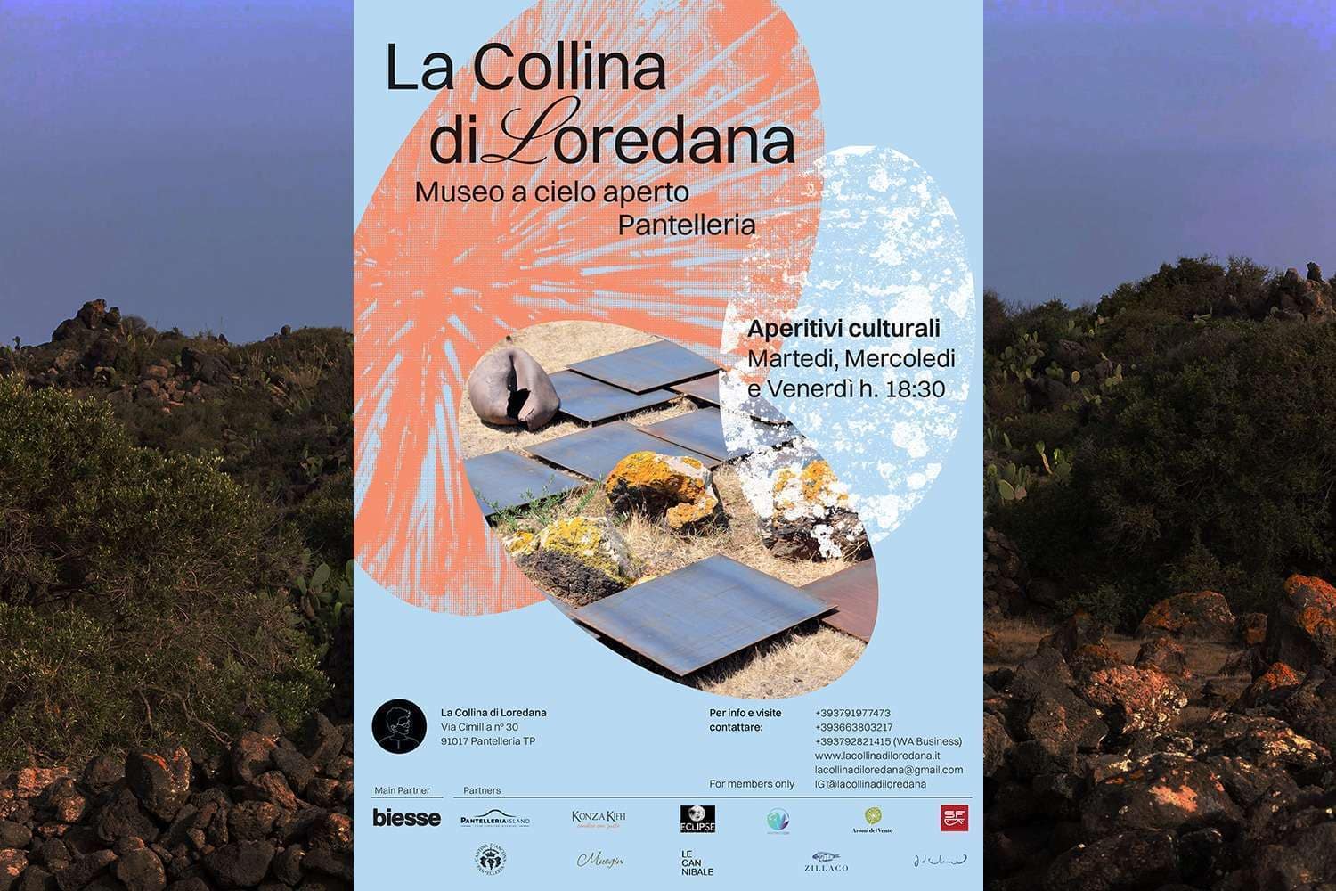 Poster voor het openluchtmuseum "La Collina di Loredana" in Pantelleria, met abstracte geometrische kunst op een landschapsachtergrond. Culturele evenementen vinden plaats om 18:30 uur op dinsdag, woensdag en vrijdag.