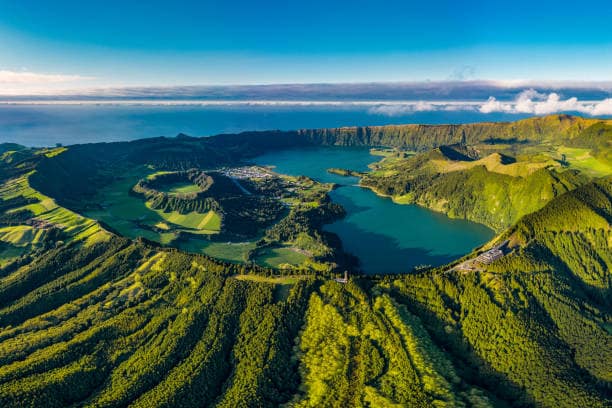 Azoren: Natuurlijk Leiderschap. Azores Sao Miguel, Miradouro da Vista do Rei, Sete Cidades,, aerial drone view